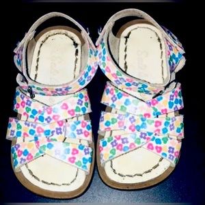 EUC Salt Water Sandals Girls Size 6 7 White Flowers Waterproof Saltwater Leather